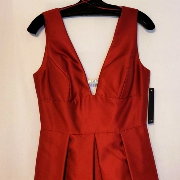 𝅺Nicole Miller Sleeveless Deep V Neck Gown - Picture 2 of 14